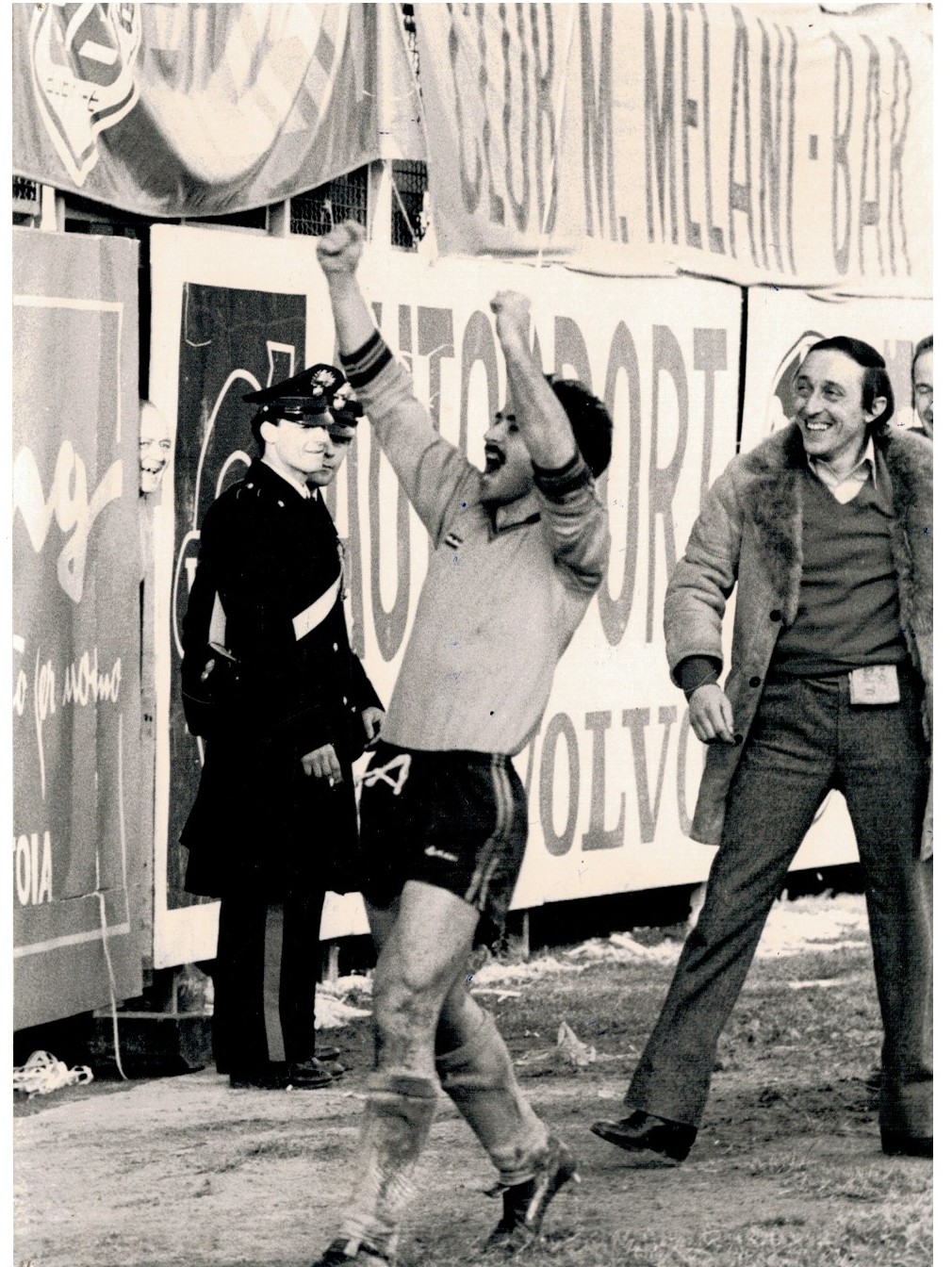 Garritano esulta sotto la Curva Nord