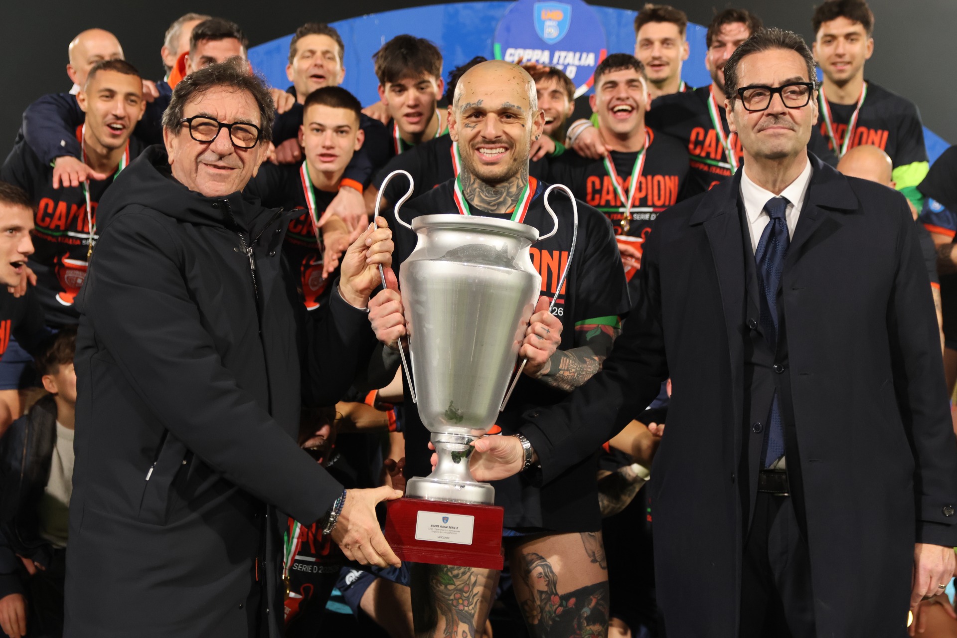 Capitan Bertolo riceve la Coppa Italia dai dirigenti federali